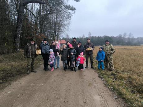 Akcja wieszania budek dla ptaków - KŁ "Orla Jucha" w Ełku